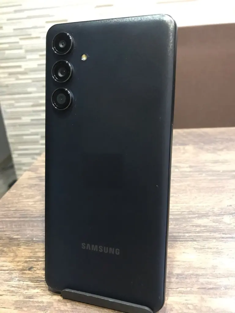 Review: galaxy m55 surpreende pelo armazenamento e fotos em ambientes escuros Foto da capa do samsung galaxy m55. (foto: reprodução/enzo sapio monello/showmetech)