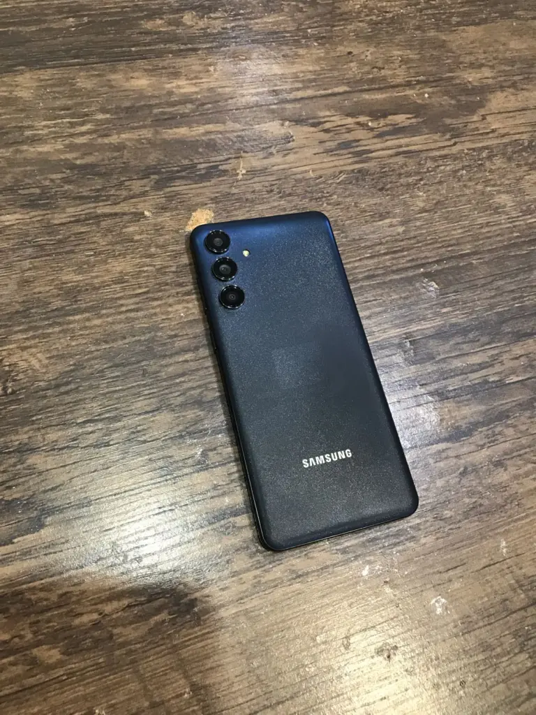 Review: galaxy m55 surpreende pelo armazenamento e fotos em ambientes escuros Visão mais ampla da capa fosca do galaxy m55. (foto: reprodução/enzo sapio monello/showmetech)