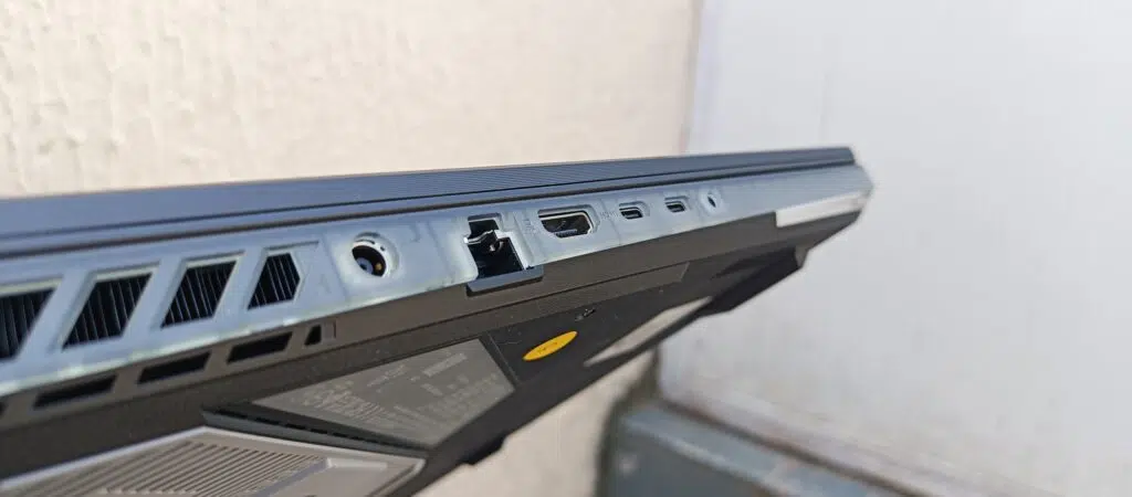 Recension: rog strix scar 18 notebook är en kraftfull spelmaskin! rog strix scar 18 usb-c-portar för bärbar dator