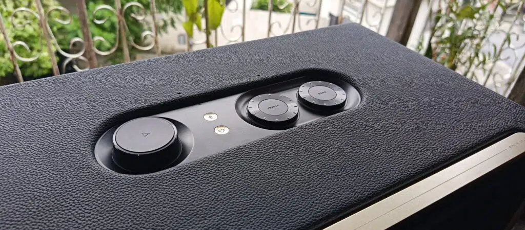 Review: jbl authentics 500, a caixa de som retrô hiperconectada Botões da caixa de som jbl authentics 500