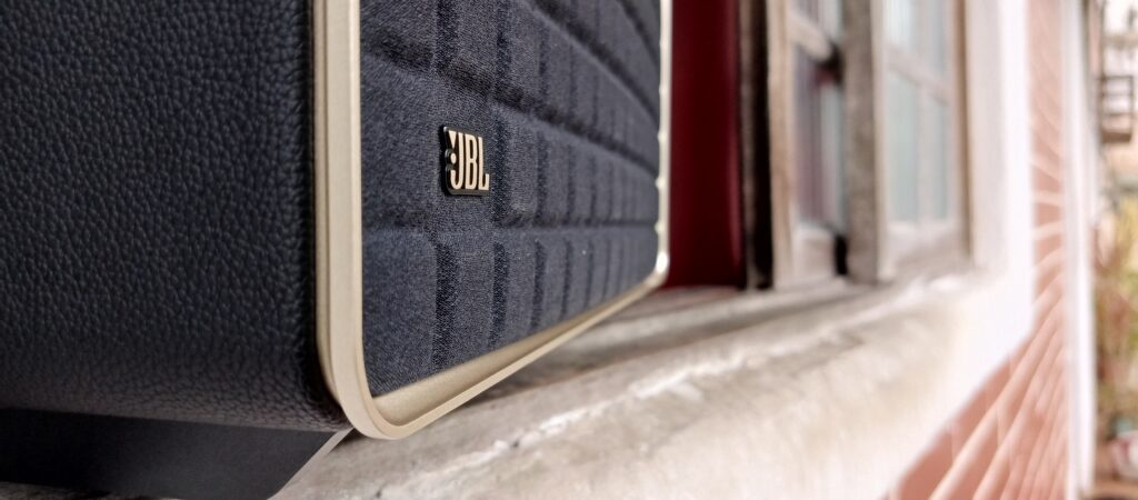 Parte da frente da caixa de som retrô jlb authentics 500