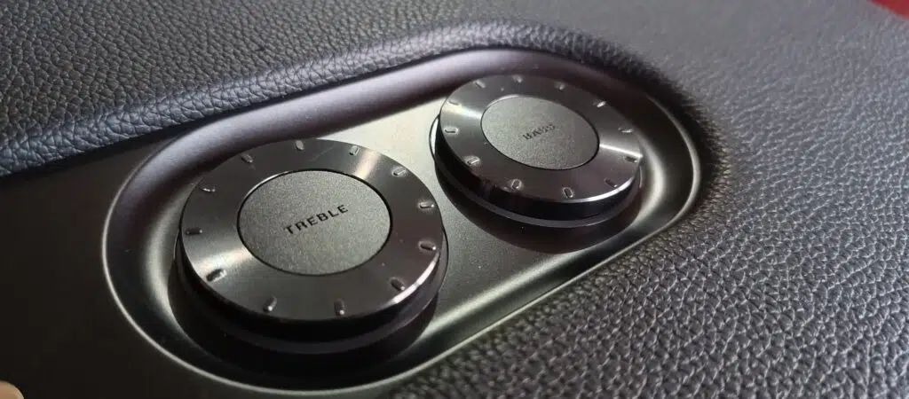 Review: jbl authentics 500, a caixa de som retrô hiperconectada Botões de controle de grave e agudo da caixa de som sem fio jbl authentics