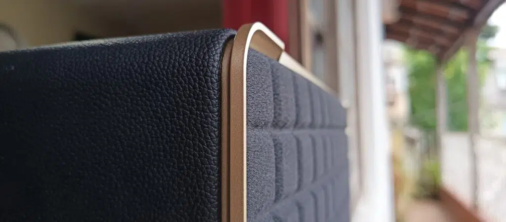 Review: jbl authentics 500, a caixa de som retrô hiperconectada Parte de trás da caixa de som retrô jbl authentics 500