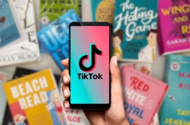 Tiktok em destaque com livros infantis e contemporâneos, tendência em redes sociais e dicas de leitura para todas as idades.