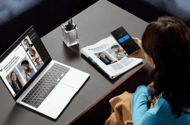 1. Pessoas usando laptop e smartphone com conteúdo de tecnologia e inovação.