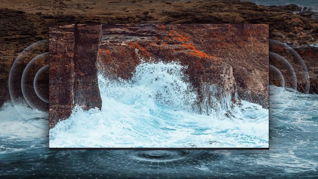 Ondas do mar quebrando em rochas na costa com tecnologia de tela de alta definição.