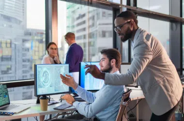 Yapay zeka bilgisayar ekranlarına bakan yöneticiler