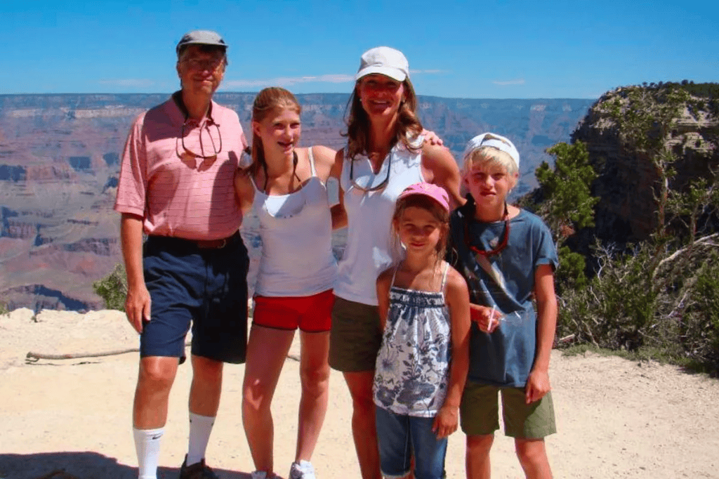 Família visitando o grand canyon, turismo nos estados unidos, viagem em família, natureza e aventura ao ar livre.