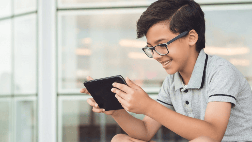 Novo smartphone econômico para crianças com tecnologia avançada, diversão, segurança e conectividade.