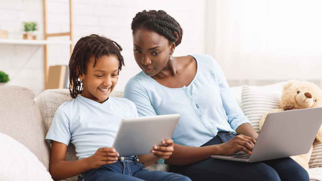É essencial que pais ou responsáveis estabeleçam e monitorem o conteúdo acessado por crianças e adolescentes através de dispositivos eletrônicos. Imagem: verizon