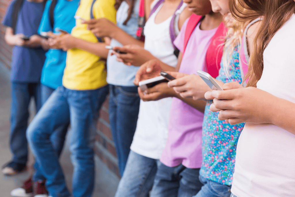 1. Jovens usando smartphones em fila, tecnologia, redes sociais, comunicação, adolescentes, conexão.