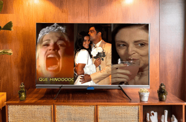 Una escena de televisión con memes y escenas de series populares sobre un fondo de madera, centrándose en el humor y el entretenimiento.