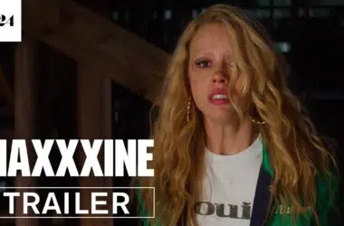 Cabelos vermelhos e expressão de susto em cena do trailer do filme maxxxine, com foco em cultura pop e entretenimento.