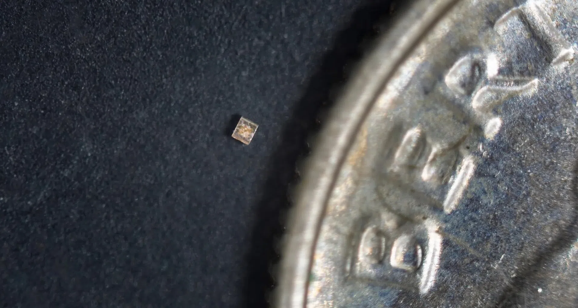 1 枚のリアルコインから作られた小型コンピュータ チップ。テクノロジー、イノベーション、ハードウェア、電子デバイス。