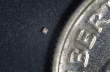 Mini chip de computador em moeda de um real, tecnologia, inovação, hardware, dispositivos eletrônicos.