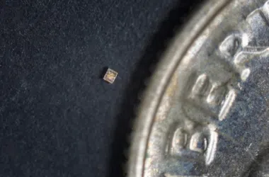 Mini chip de computador em moeda de um real, tecnologia, inovação, hardware, dispositivos eletrônicos.