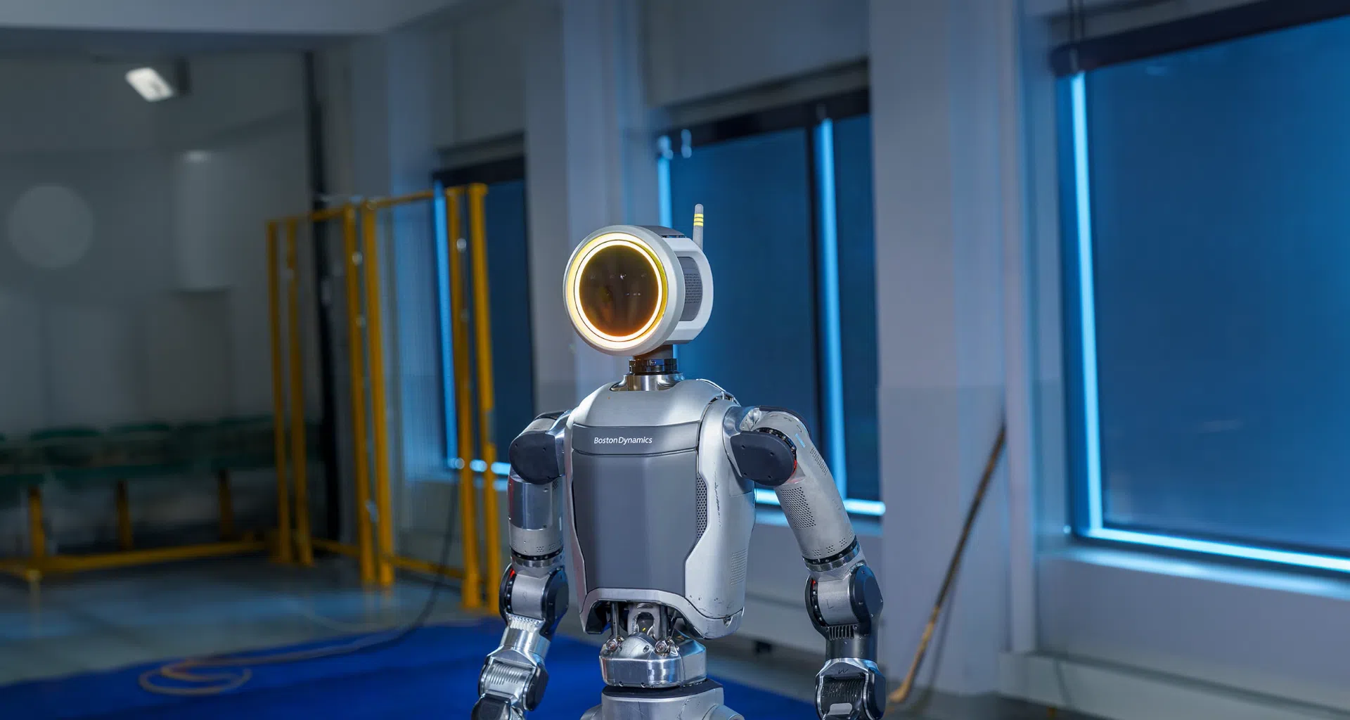 Robô avançado de tecnologia boston dynamics em ambiente industrial.