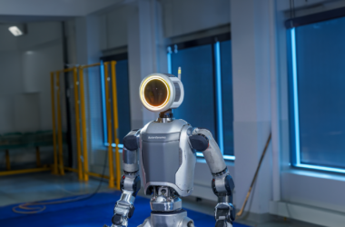 Boston dynamics anuncia atlas elétrico, nova versão do robô humanoide. O revolucionário robô apresenta design aprimorado, maior força e amplitude de movimentos superiores aos humanos, aposentando versão hidráulica