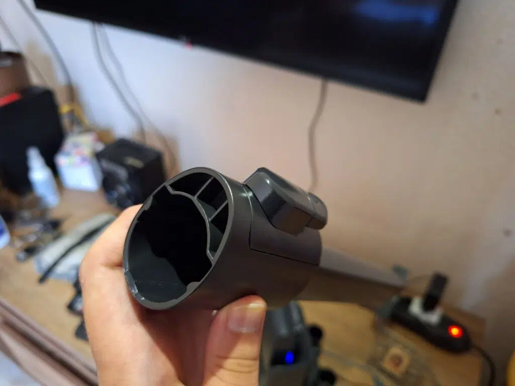 Review: aspirador de pó bespoke jet ai facilita a limpeza com um toque de futurismo Parte traseira do adaptador de extensão para cantos e frestas do aspirador sem fio da samsung