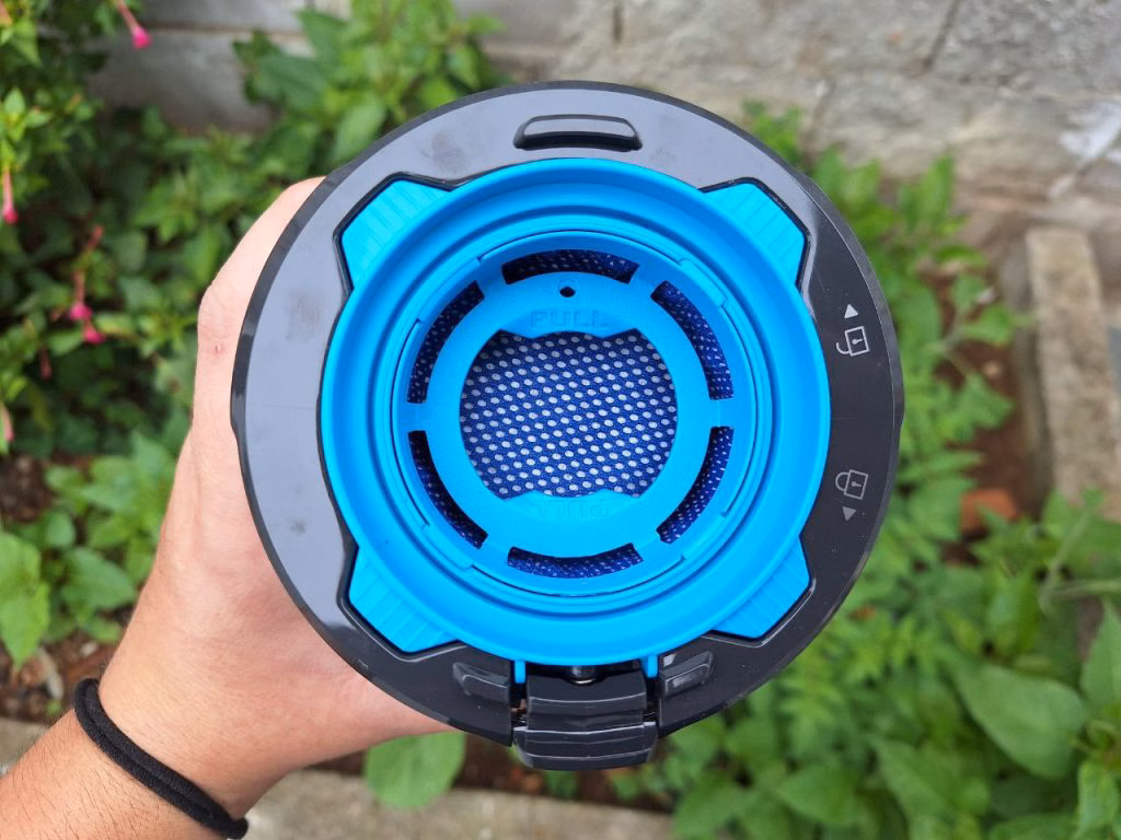 Review: aspirador de pó samsung jet 65 pet é versátil e fácil de usar Vista de cima do compartimento de pó do aspirador jet 65 pet