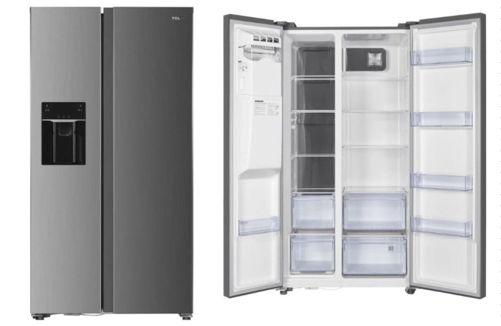 Refrigerador inox com dispenser de água e portas duplas, alta capacidade e tecnologia avançada.