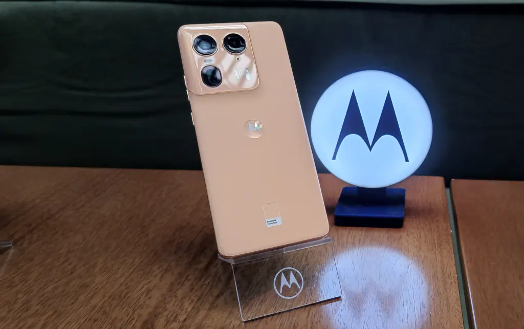 Moto edge 50 ultra chega com ia ao brasil por r$ 5. 999 Moto edge 50 ultra chega com ia ao brasil por r$ 5. 999. Concorrente direto do galaxy s24 ultra e iphone 15, smartphone premium tem inteligência artificial para melhorar fotos e vídeos