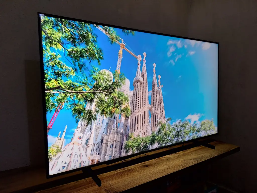 Review: samsung qled q60d, um ótimo upgrade de smart tvs led Smart tv qled q60d com paisagem com árvores e prédios sendo reproduzido