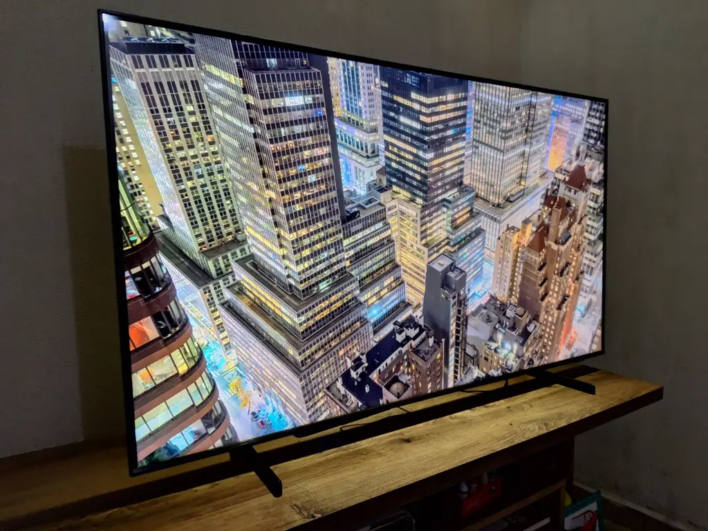 Review: samsung qled q60d, um ótimo upgrade de smart tvs led Qled q60d reproduzindo vídeo com vários prédios