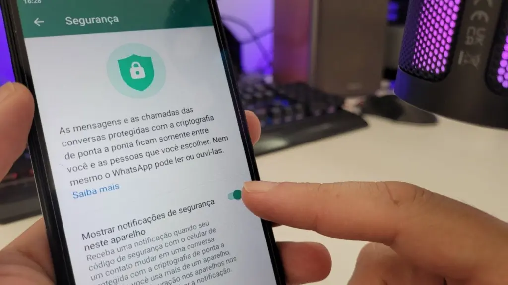 Como usar chave de acesso no whatsapp (passkey) O campo de segurança no whatsapp, que permite notificar toda vez que um código de segurança for alterado. (foto: reprodução/tecnoup)