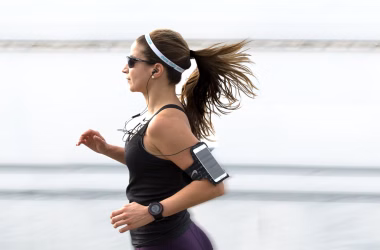 Relógio inteligente e acessórios de corrida para fitness ao ar livre.