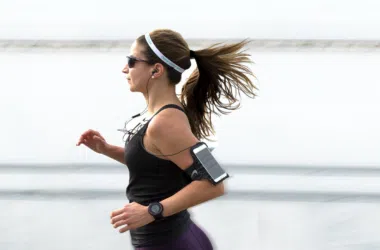 Relógio inteligente e acessórios de corrida para fitness ao ar livre.