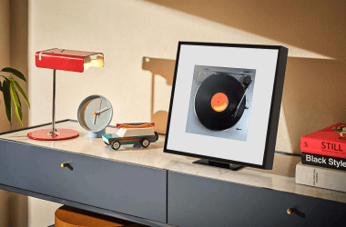 1. Abajur vermelho, relógio e decoração moderna na mesa com tv e livros.