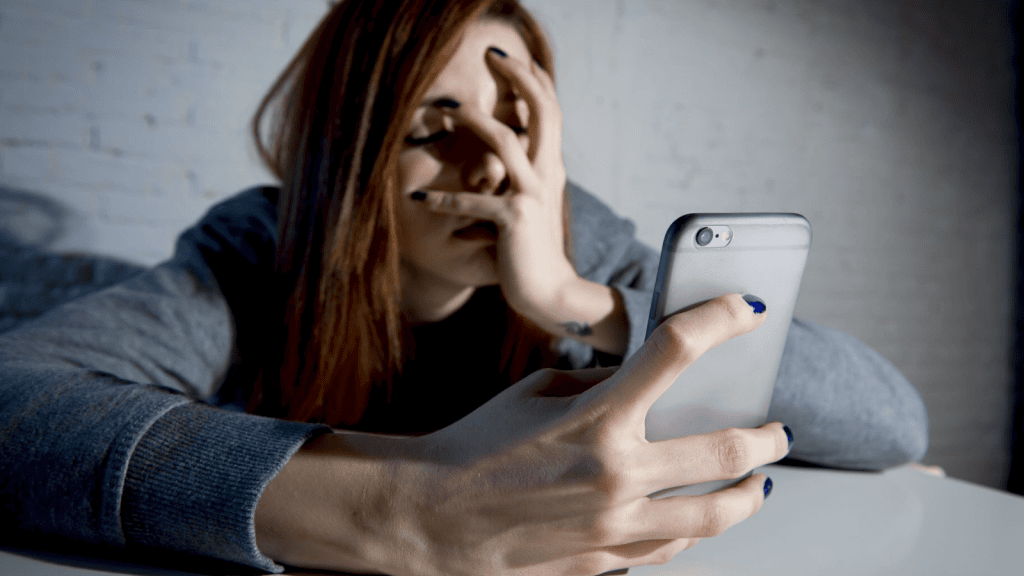 איך "תרבות הדופמין" משפיעה על איך שאנחנו חיים כיצד "תרבות הדופמין" משפיעה על איך אנחנו חיים. ספורט הופך להימורים, סרטים מפנים את מקומם ל-TikToks ואפילו מערכות יחסים מצטמצמות לאפשרויות "גרירה" באפליקציות. הבינו כיצד החיפוש אחר תגמולים מהירים להנאה משפיע על המוח והחברה שלנו