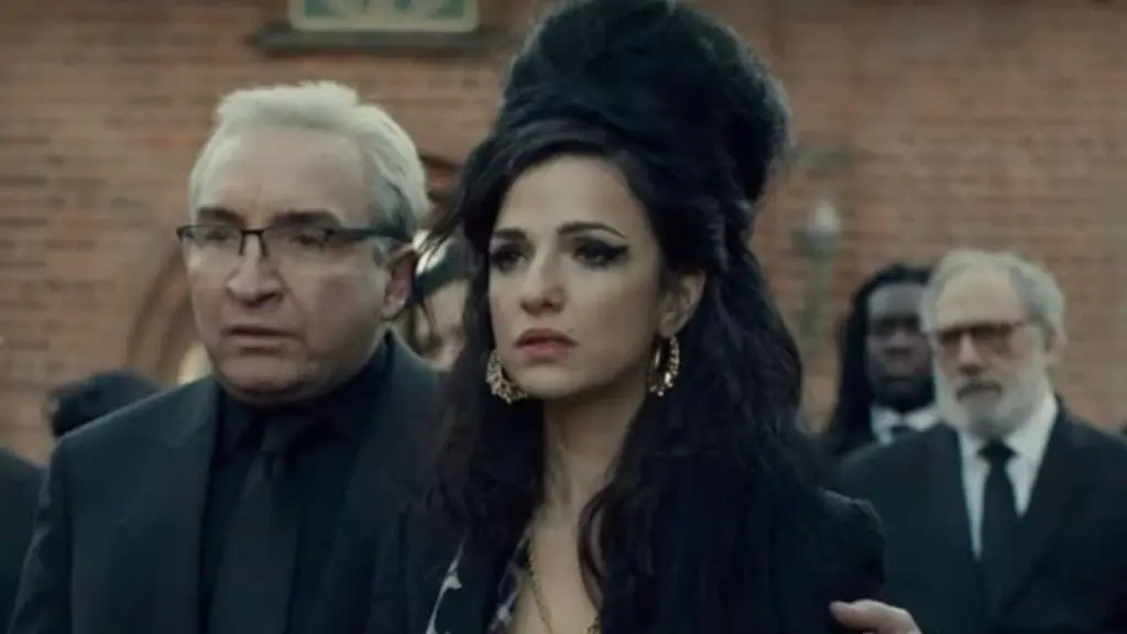 Crítica: back to black: filme biográfico de amy winehouse consagra a memória da cantora? Crítica: back to black: filme biográfico de amy winehouse consagra a memória da cantora?. Back to black, que conta a profunda e impactante história da vida precoce de amy winehouse, estreia no dia 16 de maio. Veja o que esperar da produção!