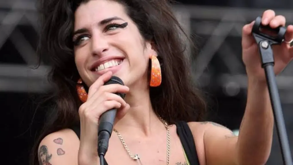 Crítica: back to black: filme biográfico de amy winehouse consagra a memória da cantora? Crítica: back to black: filme biográfico de amy winehouse consagra a memória da cantora?. Back to black, que conta a profunda e impactante história da vida precoce de amy winehouse, estreia no dia 16 de maio. Veja o que esperar da produção!