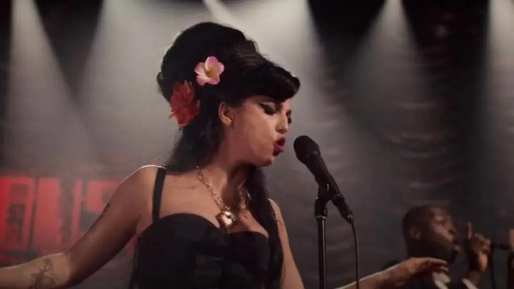 Crítica: back to black: filme biográfico de amy winehouse consagra a memória da cantora? Crítica: back to black: filme biográfico de amy winehouse consagra a memória da cantora?. Back to black, que conta a profunda e impactante história da vida precoce de amy winehouse, estreia no dia 16 de maio. Veja o que esperar da produção!