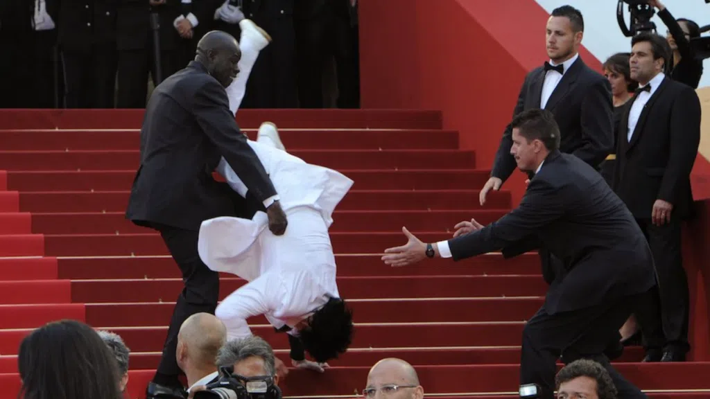 Veja momentos icônicos da história do festival de cannes Homem cai no festival de cannes.