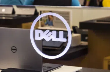 Laptop Dell dengan logo yang menonjol, teknologi inovatif, elektronik, dan komputasi.