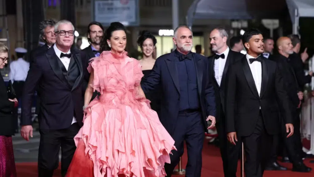 Motel destino: filme brasileiro recebe 12 minutos de aplausos em cannes Brasil em cannes.