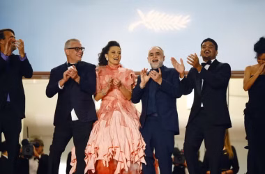 Celebridades no tapete vermelho do oscar 2023, celebrando com alegria e elegância.