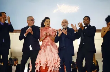 Celebridades no tapete vermelho do oscar 2023, celebrando com alegria e elegância.