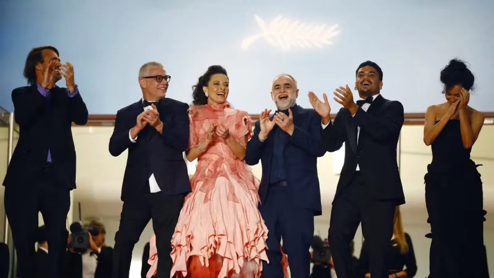 Celebridades no tapete vermelho do oscar 2023, celebrando com alegria e elegância.