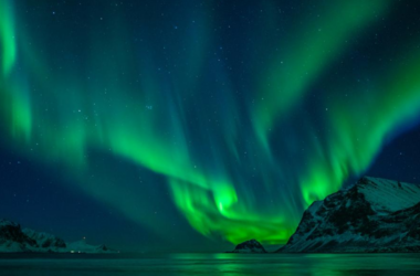 Veja as melhores imagens das auroras boreais ao redor do mundo. A maior tempestade solar dos últimos tempos criou auroras boreais deslumbrantes ao redor do mundo. Confira as imagens e vídeos!