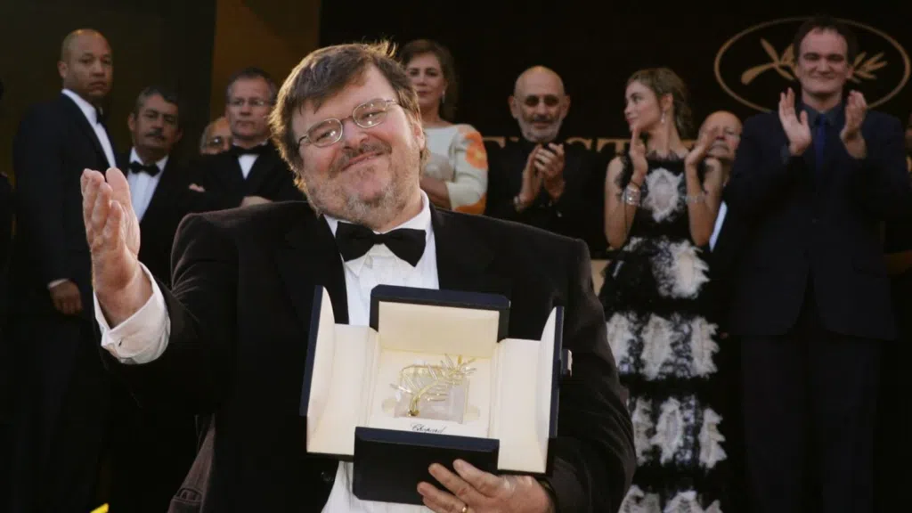 Veja momentos icônicos da história do festival de cannes Michael moore leva palma de ouro em 2004.