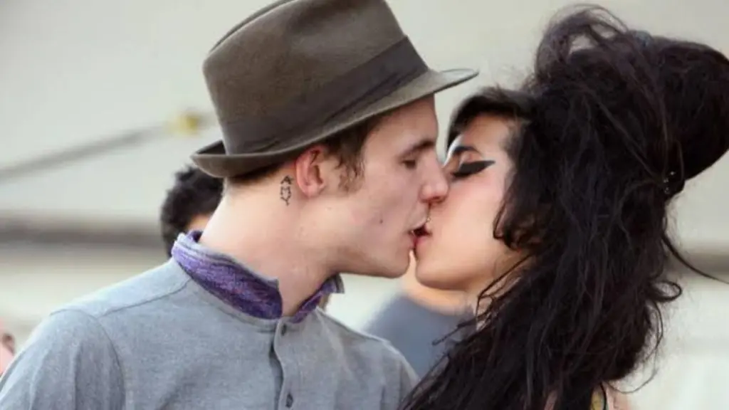 Crítica: back to black: filme biográfico de amy winehouse consagra a memória da cantora? Crítica: back to black: filme biográfico de amy winehouse consagra a memória da cantora?. Back to black, que conta a profunda e impactante história da vida precoce de amy winehouse, estreia no dia 16 de maio. Veja o que esperar da produção!