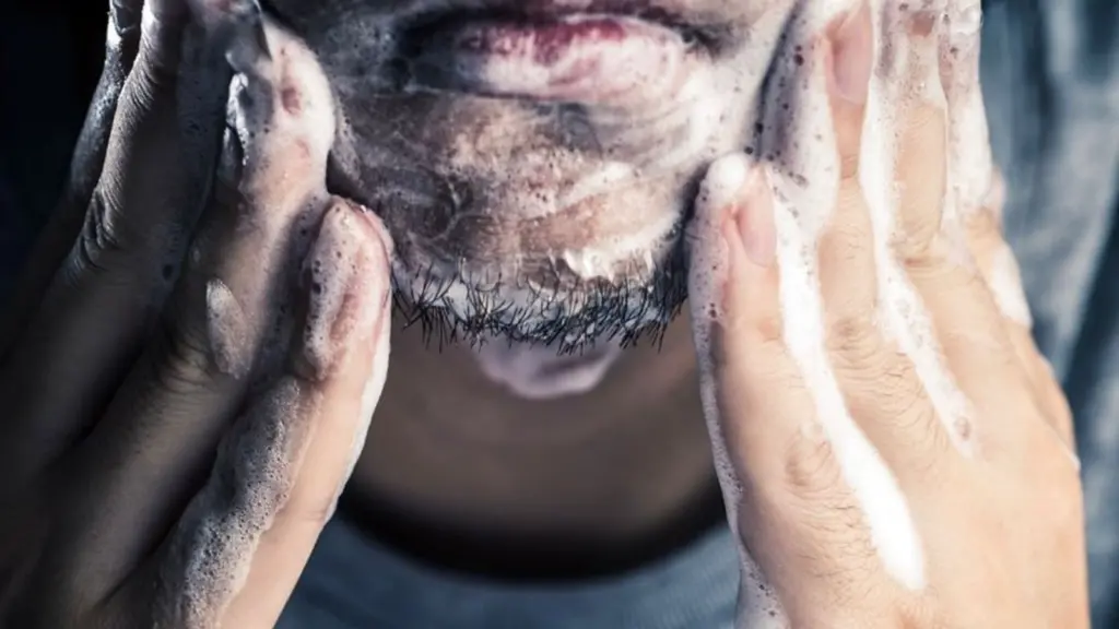 Por que alguns homens ficam mais bonitos com barba? Por que alguns homens ficam mais bonitos com barba?. Já dizia o ditado: barba é a maquiagem do homem. Uma pesquisa se aprofundou no tema e explica por que o uso da barba pode deixar os homens mais atraentes (ou não).