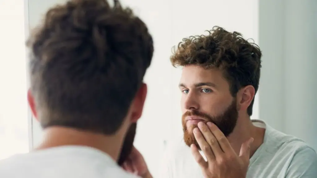 Por que alguns homens ficam mais bonitos com barba? Por que alguns homens ficam mais bonitos com barba?. Já dizia o ditado: barba é a maquiagem do homem. Uma pesquisa se aprofundou no tema e explica por que o uso da barba pode deixar os homens mais atraentes (ou não).