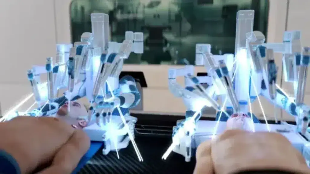 Vídeo simula transplante de cabeça feito via ia e viraliza na internet; entenda Vídeo simula transplante de cabeça feito via ia e viraliza na internet; entenda. Startup fictícia bainbridge publicou procedimento que troca a cabeça de um corpo a outro. Veículos de mídia acreditaram na veracidade do vídeo, que foi desmentido pelo mit