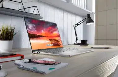 Notebook dell inspiron 15 5330 em cima de uma mesa de escritório