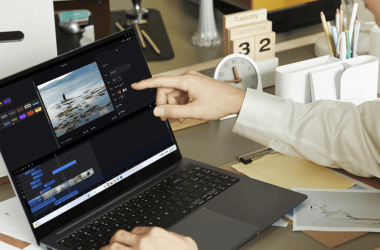Criação de vídeo com edição no laptop, software de edição de vídeo, trabalho em computador.